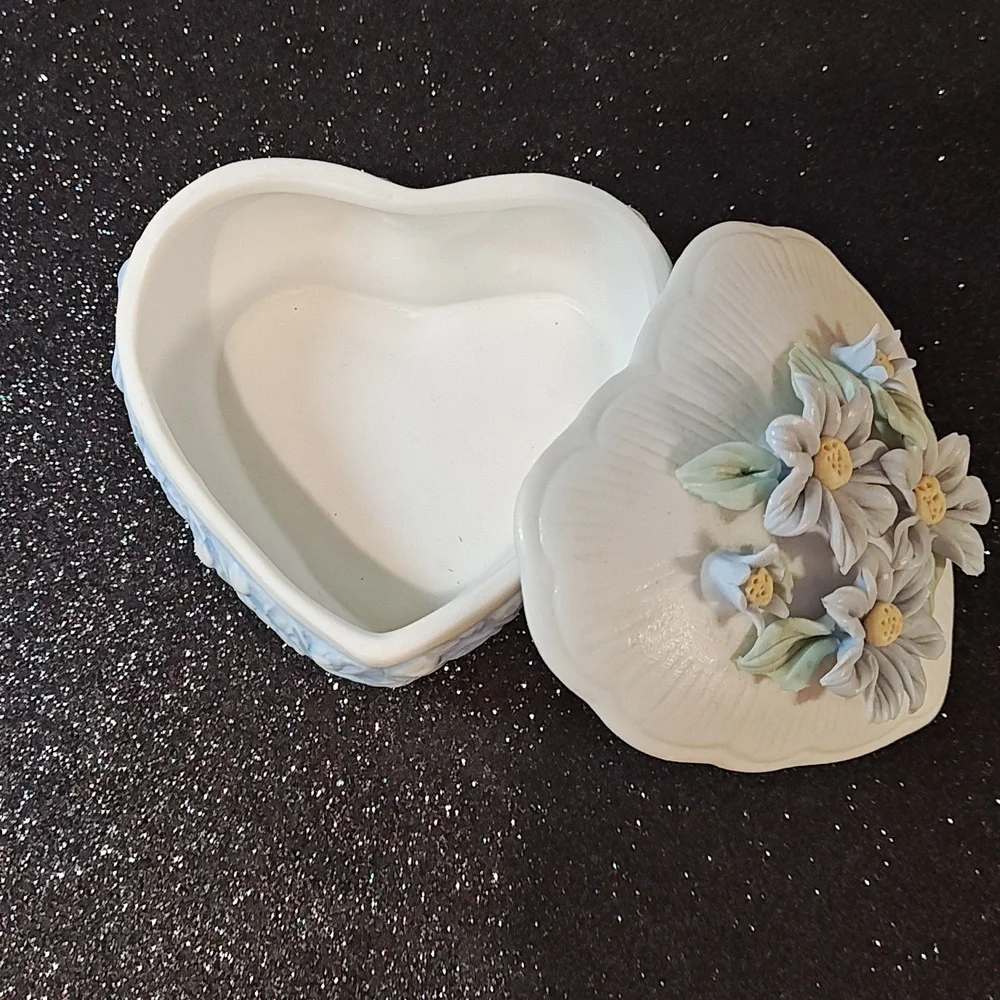 3/$20 Hermitage Pottery Daisy Heart-Shaped Jewelry/Trinket Box - Picture 2 of 6